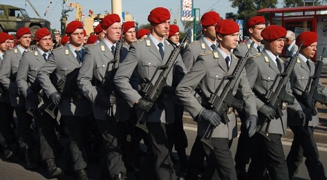 Almanya'nın 2.Dünya Savaşı sonrası ordu kurması yakın bir tarihe kadar yasaktı. Bu yüzden Almaya ABD tarafından para karşılığı korunmuştur.