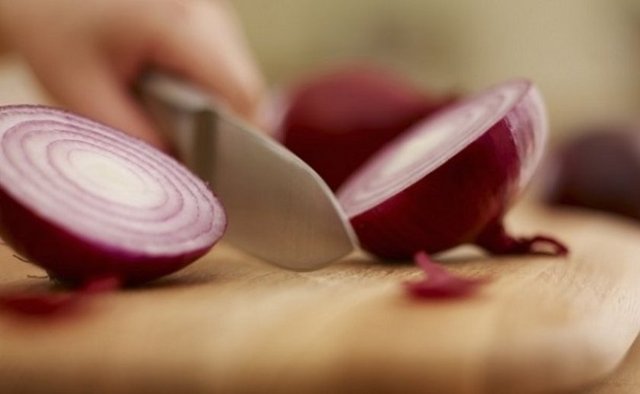 Soğan doğrarken sakız çiğnemek gözünüzün yaşarmasını önlüyor.