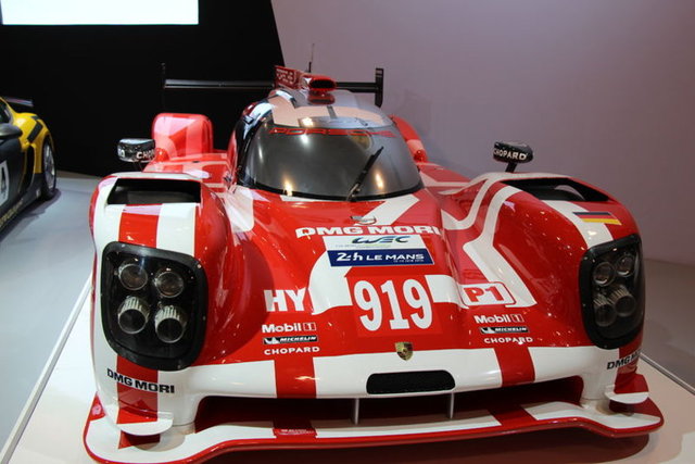 Fuar süresince, Toronto'daki bazı kolejlerin otomobil tasarım ya da tamir bölümü öğrencileri de sektör temsilcileri ile buluşacak.