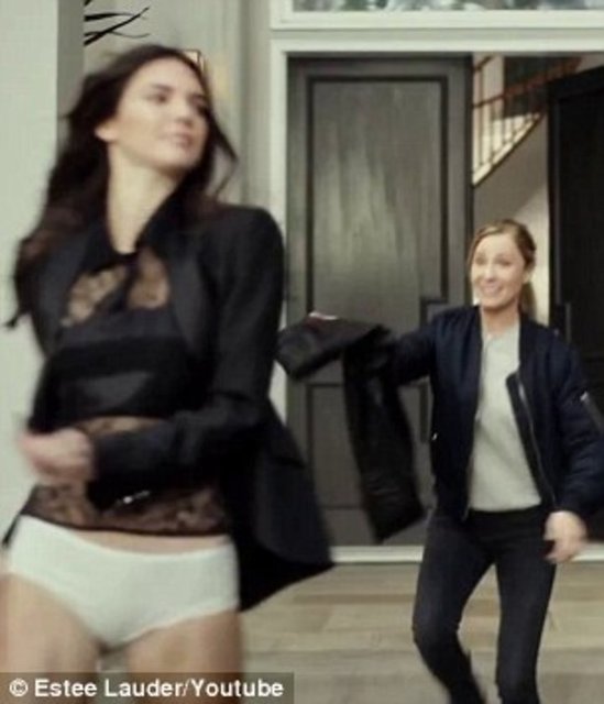 Pantolonunu evde unutmuş! Ve evinin önünde bekleyen bir paparazzi oldusu var!