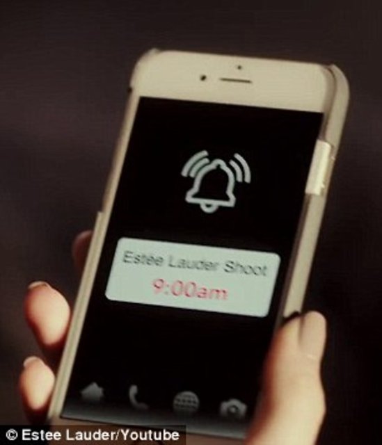 Podyumların 20 yaşındaki kraliçesi, reklamda uyuyakalıyor ve geç uyanıyor.