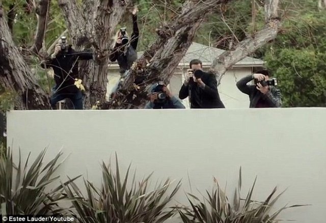 Flaşlar ardı ardına patlarken, Kendall'ın yardımcısı, güzel modele koşarak pantolonunu getiriyor.