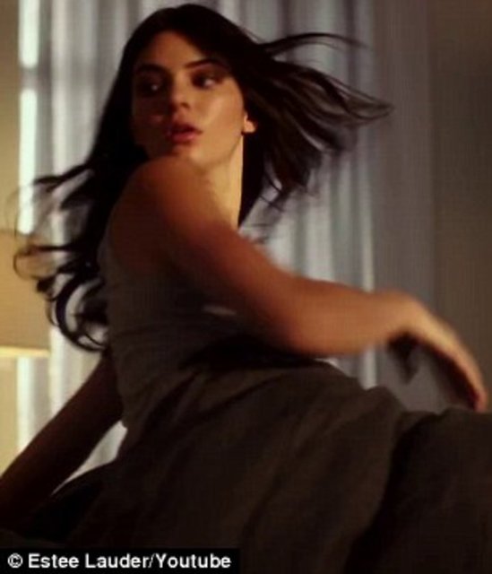 Yataktan fırlayan güzel model saçını düzeltip, biraz allık sürüyor.