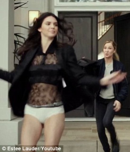 Üzerine hızla bir şey alan Jenner evden fırlıyor. Ama o da ne?