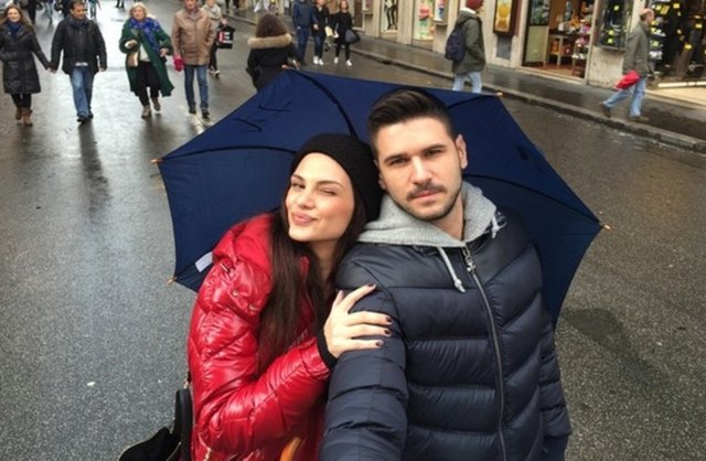 Tolgahan Sayışman, Almeda Abazi'ye 14 Şubat sürprizi yaptı, "Hazırlan, gelip seni alacağım, beraber kahvaltı edelim" dediği sevgilisini Roma'ya götürdü. Sevgilisinin annesiyle işbirliği yapan, pasaportunu ona fark ettirmeden çantasına koyduran Sayışman, bu jestiyle Abazi'yi duygulandırdı.