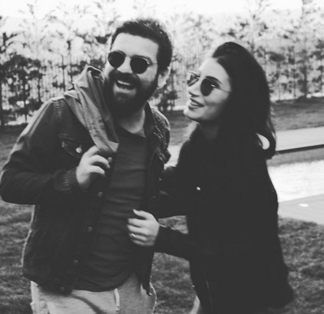 İREM DERİCİ - Sevgilim! Ailem! Ruh hastam! Her bi' şeyim! 14 Şubat bahane, Esendemir şahane, sen hep tut benim tombiş ellerimi... Sen hep aşkla bak bana o aşık olduğum çekik gözlerinle... -  