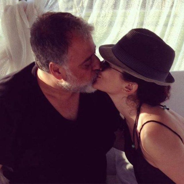 SELEN GÖRGÜZELMuma ateş mi olduk, yoksa yanan ateşi mi tuttuk...Kalp sev dedi aşk emretti bizde uyduk...sevdiğim nice 14 Şubat'lara