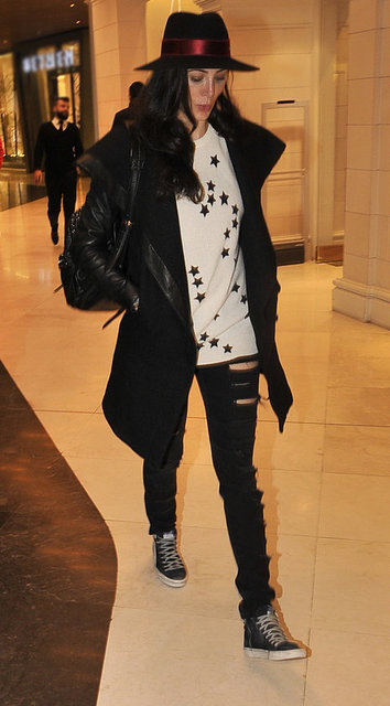 Hatice Gönül, önceki gün fötr şapkası ve ilginç tarzıyla Zorlu AVM'de görüntülendi.