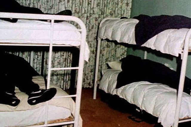 - Cennetin Kapısı Tarikatı - Bir uzay gemisinin kendilerini alıp cennete götüreceğine inanan üyeler toplu intihar töreni gerçekleştirdi. -