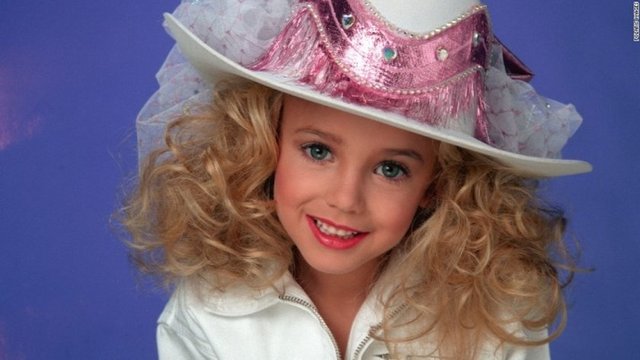 5. JonBenet Ramsay6 yaşında bir kız çocuğu olan JonBenet Ramsey ABD'nin Colorado eyaletinde anne-babasının evinin bodrumunda ölü bulundu. Ramsay cinayeti soruşturmanın uzunluğu ile medyadan büyük ilgi gördü. Birçok duruşma gerçekleşmesine rağmen olay çözülemedi.