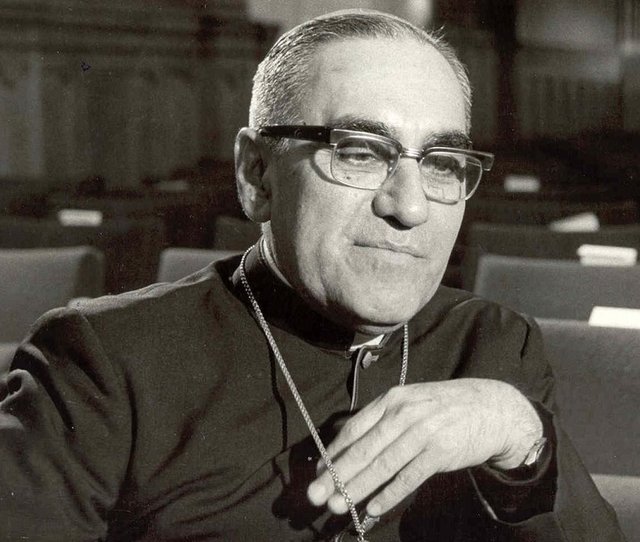 Hükümeti ve ABD'nin askeri desteğini eleştirdikten sonra rahip olduğu katedralin yakınlarındaki bir şapelde vurularak öldürüldü. Cinayeti işleyenler olarak Amerika'da eğitim görmüş iki El Salvadorlu'dan şüphelenildi. Ancak cinayetin sırrı çözülemedi.