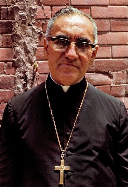 TARİHTE SIR OLARAK KALMIŞ CİNAYETLER - 10. Oscar Romero1960 ve 1970'lerde El Salvador ülkesinde Katolik bir rahip olan Oscar Romero ülkedeki insan hakları ihlallerini eleştirerek tepki toplamıştı. Sonunda ülkede süren uzun iç savaşta öldü.