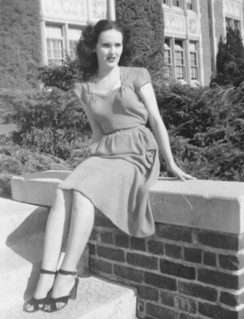 4. Kara Yıldız ÇiçeğiFilmlere de konu olan bu cinayete 22 yaşındaki Elizabeth Short kurban gitti. Lakabı Black Dahlia (Kara yıldız çiçeği) olan Short 1947 yılında vücudu kesilerek öldürüldü. Cinayete medya ilgisi soruşturmayı sekteye uğrattı.