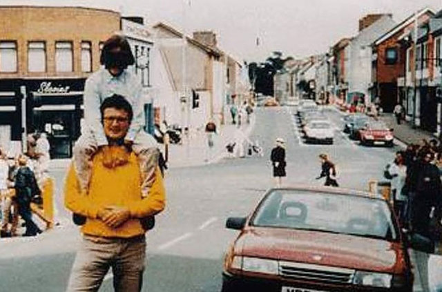 - Fotoğraftaki baba ve çocuğu yanlarındaki kırmızı arabanın patlaması sonucu öldü. Saldırıyı IRA gerçekleştirmişti. -