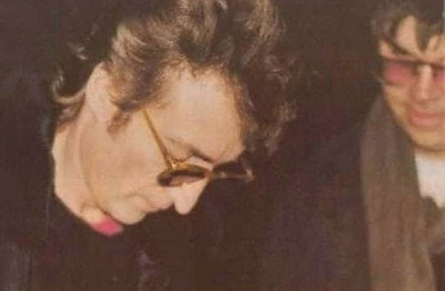 John Lennon kendisini öldüren Mark David Chapman adlı hayranına imza verirken.