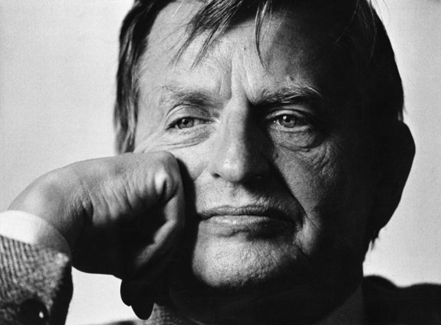 Eşiyle birlikte gittiği sinemadan evine dönerken vurularak öldürüldü. Hem katilin kimliği hem de Olof Palme'yi neden öldürdüğü bir muamma olarak kalmaya devam ediyor.