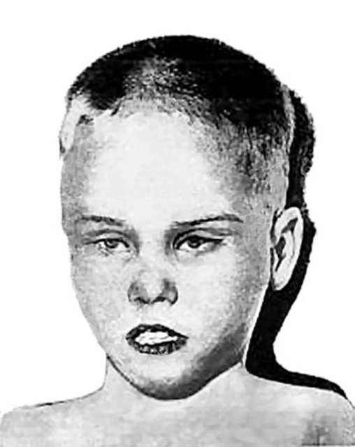 8. Kutudaki çocuk1957'de 4 ile 6 yaşları arasında olduğu tahmin edilen bir çocuğun cesedi battaniyye sarılmış ve bir karton koliye konulmuş şekilde ABD'nin Philadelphia şehrinde bulundu. Üstünde birçok yara bulunan çocuğun parmakları da kesilmişti.