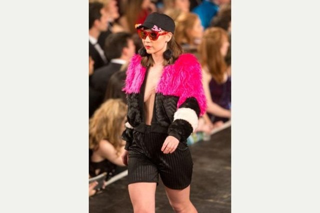 1000 kişinin seyrettiği defilede sıra dışı ve bol dekolteli tasarımlar tanıtldı. -   -  