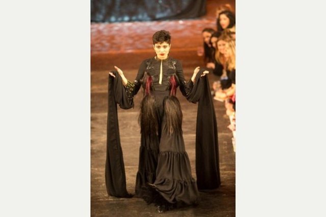 Kız ve erkeklerden oluşan modeller, hem kendi tasarladıkları hem de Burnt Soul gibi gençlik markalarının tasarımlarını tanıttı