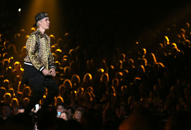 JUSTIN BIEBER