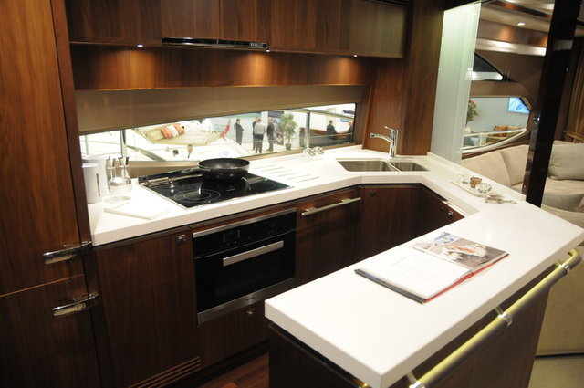 11.7 Milyon TL paha biçilen yat fuarın en pahalı deniz aracı olarak gösteriliyor.