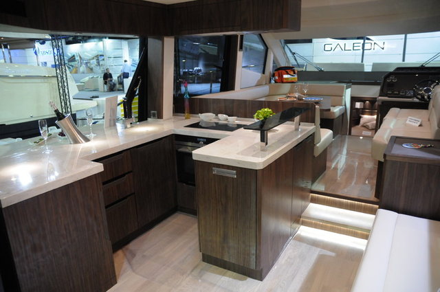 Üç kamaralı teknenin en dikkat çekici yanı ise yat demirdeyken açılan korkulukluklar.