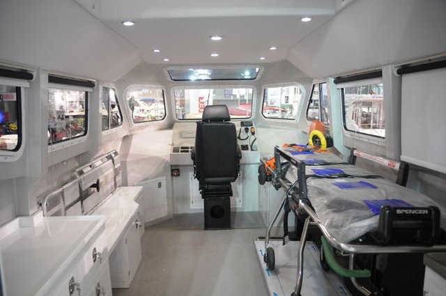 Deniz ambulansının içerisi tam donanımlı normal bir ambulanstan farksız.