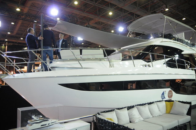 Polonyalı Galleon'un Avrupa'da yılın yatı seçilen 500 Fly'ı hem iç hem de dış mekanlarda geniş yaşam alanları sunuyor.