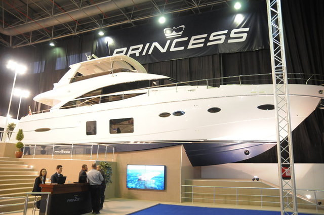 Fuarın en büyükleri arasında gösterilen Princess 72 ise, 22.35 metre uzunluğu ile dikkat çekiyor.