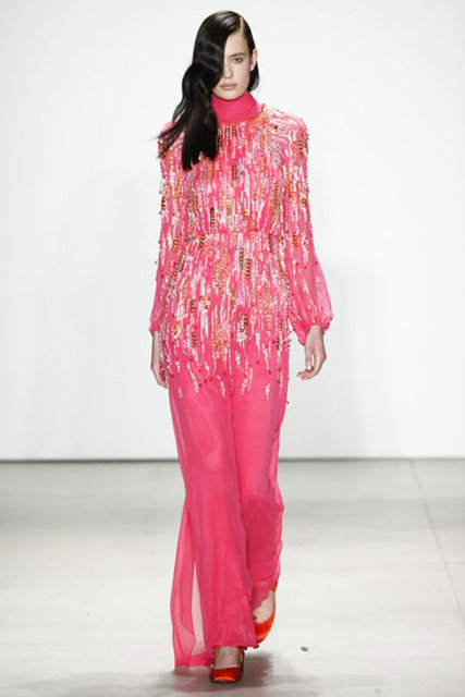 Jenny Packham 2016-2017 Sobahar-Kış sezonu kıyafetlerini tanıttı.