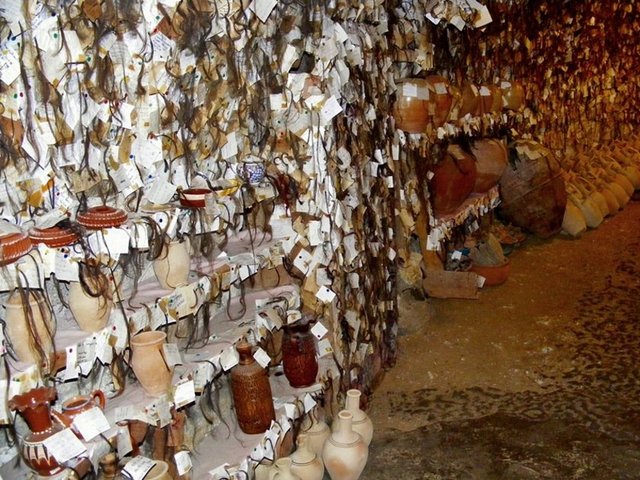 Bu noktadan sonra duvardaki saçın hikayesini dinleyen her kadın da hikayeden etkilenerek saçlarından bir tutam keserek Galip Körükçüye bırakmış. O günden bugüne ise dev bir koleksiyon oluşmuş. 1998 yılında Guiness Rekorlar kitabına giren müzede Muazzez Ersoy, Semra Özal, Pınar Aylin, Nurgül Yeşilçay, Selda Alkor ve İpek Tuzcuoğlu gibi ünlü isimlerin de saçları bulunmakta.