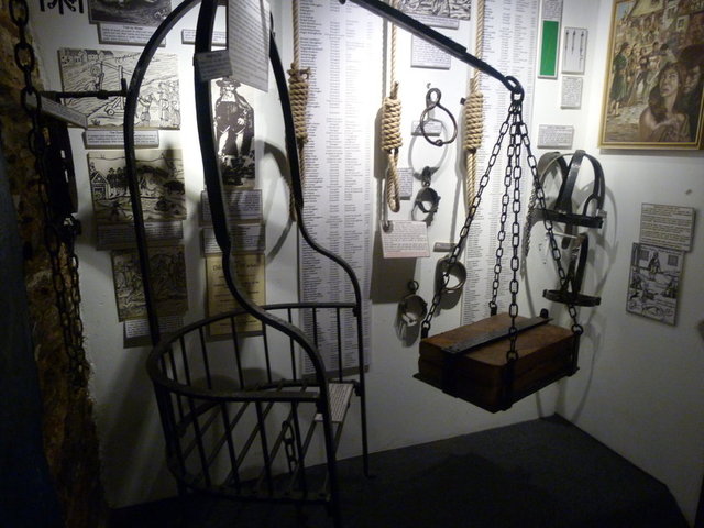 Cadılık Müzesi, cadılara ve cadılığın tarihine ilgisi olanların kaçırmaması gereken bir müze. Sadece cadılık tarihini değil, Batı Avrupa ve İngiliz tarihini de belgeler ve objelerle izlemek isteyenler, Cornwall'daki Boscastle Şatosu'nu ziyaret etmeli. Bu müzeyi gezerken cadı kavramının bir çalı süpürge üzerinde uçan, karga burunlu, çirkin yaşlı bir kadından ibaret olmadığını; cadılığın çok eski tarihlere dayanan bir din olduğunu öğreniyorsunuz.