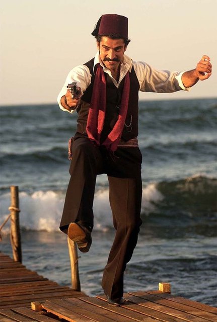 Kenan İmirzalıoğlu, konuyla ilgili olarak 'İlk kez bir online platformda yer alıyorum. Web sitesi içeriğini 1 yıla yaklaşan uzun ve titiz bir çalışma sonucu oluşturduk. Sosyal medya olarak herhangi bir platformda hiçbir zaman yer almadım ve hala yer almıyorum. Beni takip etmek isteyenler, resmi siteden geniş bir içeriğe ulaşabilirler' dedi.