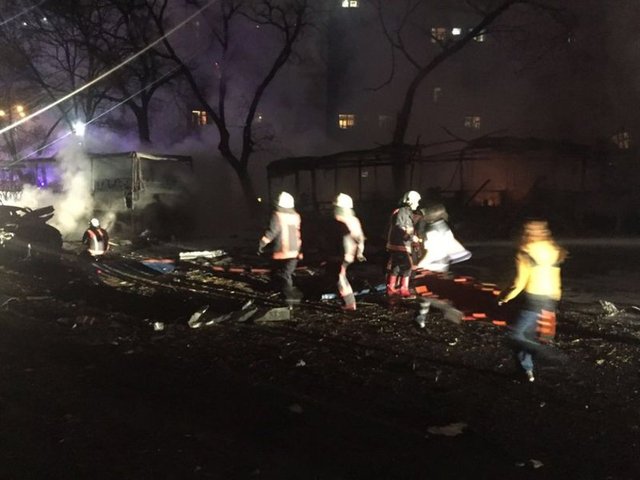 Teröristler, İnönü Bulvarı'nı Dikmen Caddesi'ne bağlayan Merasim Sokak'ta, askeri servis araçlarının yanında bomba yüklü aracı infilak ettirdi.