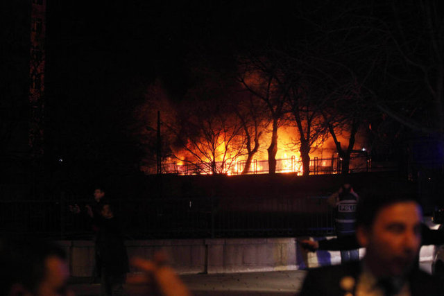 Ankara Valisi Mehmet Kılıçlar, askeri servis konvoyunda patlama meydana geldiğini, ilk belirlemelere göre 5 kişinin hayatını kaybettiğini, 10 kişinin yaralandığını, patlamanın bomba yüklü araçla gerçekleştirildiğinin tahmin edildiğini söyledi.