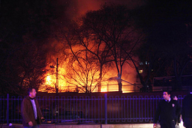 Olay yerinde çok sayıda yaralıya sağlık ekipleri müdahale ediyor. Ankara'daki patlama sonrası çıkan yangına itfaiye ekipleri müdahale ediyor.