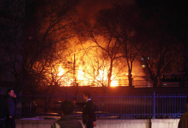 İlk gelen bilgiler bir servis aracının patladığını, birçok servis aracının yandığını, yaralı askeri personel olduğunu gösteriyor.