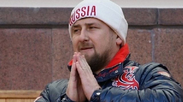 Kadirov bu stratejiyi sadece Rusya'nın yararına kullanmakla kalmıyor, üstlendiği bu sosyal medya fenomeni rolünü, Çeçenistan'daki yönetimini meşrulaştırmak için de kullanıyor. Bulduğu her fırsatta Putin'e bağlılığını dile getiren Kadirov, bu bağlılığı sebebiyle Kremlin'den diğer federasyon üyelerine göre daha yüksek meblağda ödenek alıyor.