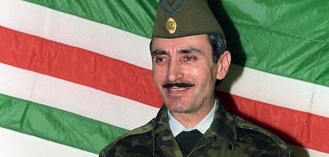 Adeta bölgenin ağalığına soyunan Kadirov, Rusya'nın kendisine işlemeyen kanunlarına göre yalnızca atanmış bir devlet başkanı olduğunu unutuyor. Bu ufak ayrıntıyı kendisine hatırlatan herkese çok sert bir şekilde saldırıyor. Bu durumu sürekli ele alan Moskova merkezli basın, Kadirov'un Cahar Dudayev'in kurmak istediği Çeçen İçkerya Cumhuriyeti'nden daha fazla güç elde ettiğini yazmakta.