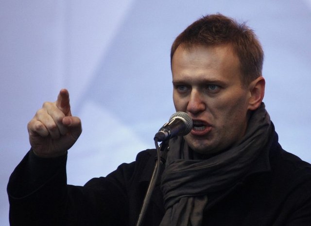 Kadirov bu sebeple, Rusya'daki muhalifler tarafından sert bir şekilde eleştiriliyor. Rusya'da muhalefetin güçlü isimlerinden, Yolsuzlukla Mücadele Vakfı lideri Aleksey Navalny de Kadirov'u eleştiren isimler arasında. Kadirov, Navalny tarafından, Çeçenistan'da Rusya Federasyonu kanunlarını işletmemek ve bölgeyi kendi kuralsızlığıyla yönetmekle suçlanıyor.