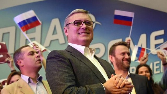 Son olarak, Kadirov'un kendisini instagram üzerinden tehdit etmesi üzerine, Kasyanov Kadirov'u FSB'ye şikayet eden bir dilekçe yazdı. Bu dilekçe, Kasyanov'u, Kadirov yanlısı Çeçenlerin pastalı saldırısından kurtaramadı. Daha sonra, Nijniy Novgorod'a giden Kasyanov, kaldığı otelde, Rus gençlerin saldırısına uğradı ve Kremlin yanlısı basının kameralarından kendisini zor kurtardı.