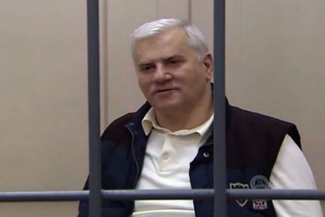 Mahaçkale Belediye başkanı olan ve Rus yanlısı olduğu bilinen Amirov, görevinden alınmak istendiğinde, isyankar davranmış, Kremlin, onu ömür boyu hapisle cezalandırmıştı. Amirov'un tutuklanması, Hollywood filmlerindeki sahneleri aratmıyordu.