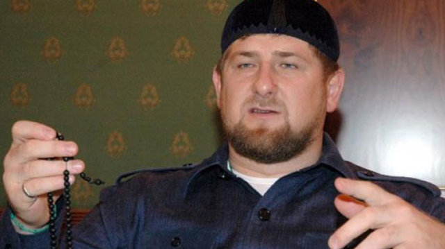 Çeçenistan'ı kendine ait bir toprak olarak gören Kadirov, burada yaşayan Çeçenlere de kölesi olarak bakıyor. Kölelerinin, hangi dine mensup olduğundan, onların haklarına ve mallarına kadar her şeyi kendi sorumluluğunda gören Kadirov, yönetim alanını genişletmeye çalışmaktan da vazgeçmiyor.