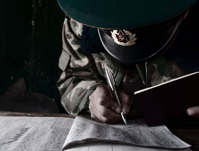 Trolleme sanatıyla, meselenin ciddiyetini sulandırmakta ve karşı tarafı argümansız bırakmaktadır. Trolleme sanatını kullanan Kremlin, kaba kuvvet kullanmaktan da geri durmamaktadır. Kendi içinde, küçük düşürerek ve ötekileştirerek susturamadığı muhalifleri tasfiye etmekten çekinmeyen Kremlin, uluslararası meselelerde askeri ve istihbari gücü de kullanmakta.