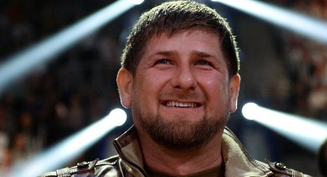 Kadirov, tabii ki bu palyaço rolünü kabul etmiyor ve kendisini Rusya'nın vatansever bir kurtarıcısı olarak görüyor. Çeçenistan'da, neredeyse yaptığı her konuşmada, 2. Çeçen-Rus savaşında Rusların safında verdiği mücadeleyi dillendiriyor. İçkerya ve Kafkasya Emirliği'ne karşı yaptığı mücadelelerden bahis açarak Rusya'yı dağılmaktan kurtardığını iddia ediyor.