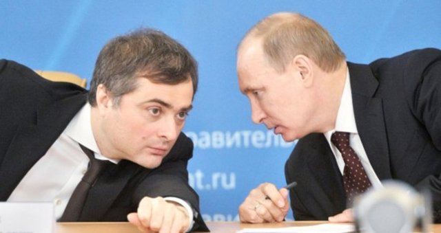 Trolleme aslında çevrimiçi toplulukların üyeleri arasındaki şakalaşmayla başladı ve birkaç sene öncesine kadar, trollemenin uluslararası ilişkilerde ya da siyasette kullanılabileceğine kimse ihtimal vermezdi. Trolleme sanatını kullanan ilk siyasetçilerden biri Putin'in danışmanı Vladislav Surkov oldu.