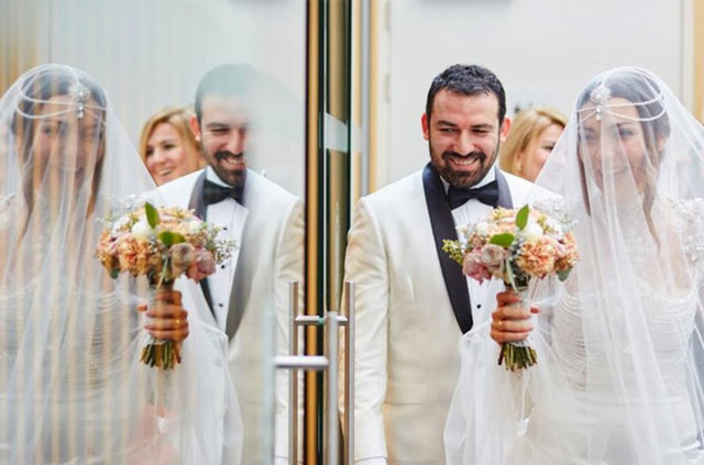 'NİKÂHI BEBEK İÇİN ERKENE ÇEKTİK' "Biz zaten tanıştığımız günden beri evli gibi hissediyorduk. Evlenmek için yaza kadar beklemeye gerek olmadığına karar verdik. Ayrıca haziran ayında teyze oluyorum. Kardeşim Başak Kara Balibeyoğlu yazın çok yoğun olacağı için nikâh tarihimizi öne aldık. Aslında biz nikâh için davetlilerimizin de merak edeceği, birikte eğlenebileceğimiz Rio, Miami veya Cape Town'ı düşünmüştük.