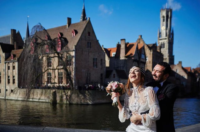 HT MAGAZİN / Mehmet ÇALIŞKAN - Fırat Doğu Parlak'la dünya evine giren Burcu Kara, nikâhın neden Belçika'nın Bruge kentinde kıyıldığını açıkladı: "Biz Rio, Miami veya Cape Town'u düşünmüştük ama davetliler uzun uçuş istemedi. Biz de Bruge'da karar kıldık."