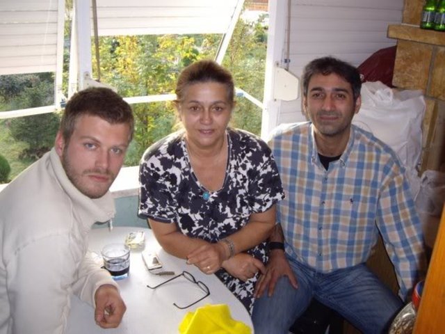 Ancak anne Tatlıtuğ'un nikâh öncesi yaptığı paylaşımlar, gelini Başak Dizer'e mesaj olarak yorumlandı. Nurten Tatlıtuğ, kısa bir süre sonra yayınladığı iki farklı paylaşımı hesabından sildi.