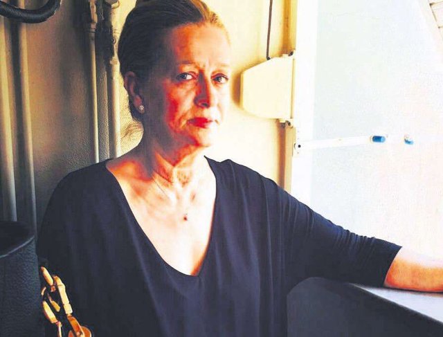 Anne Nurten Tatlıtuğ, "Annenden başka hiç kimse senin hayatın daha iyi olsun diye gözyaşı dökmeyecek" ve "Annesinin hayır duasını almayan mutluluğu yakalayamaz" paylaşımlarıyla şok etkisi yarattı.